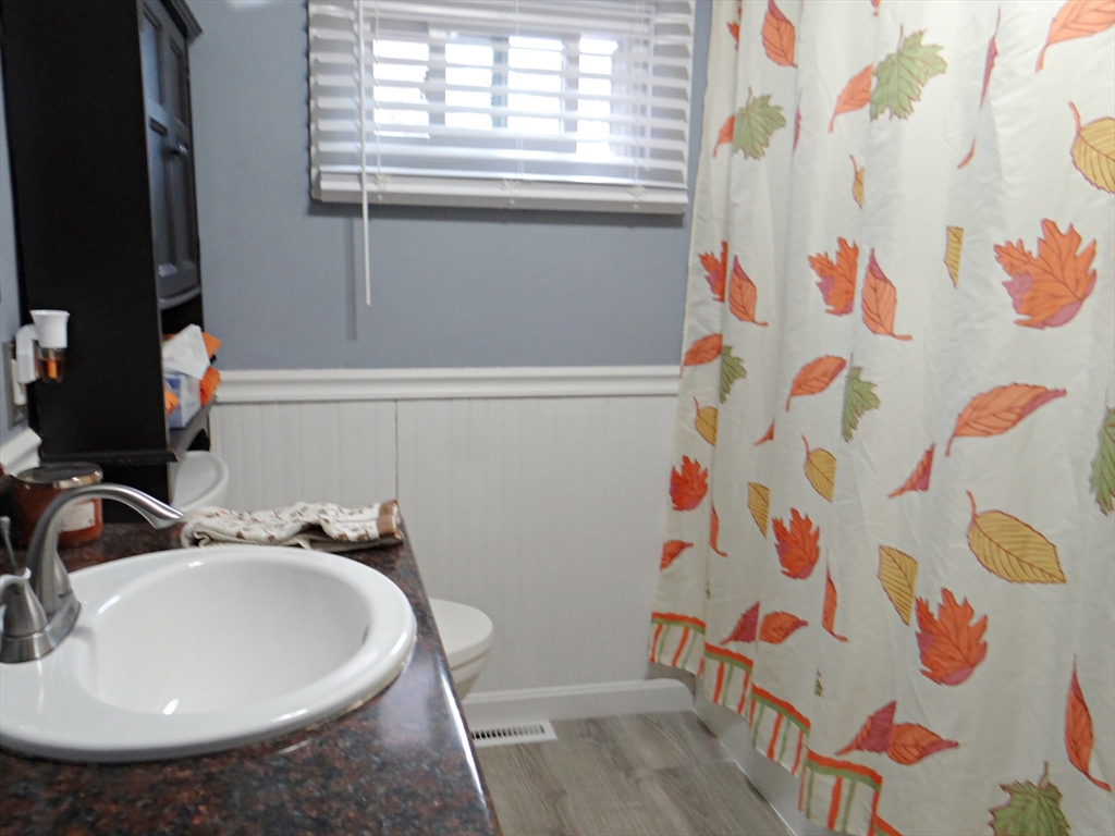 Saugus, Massachusetts 01906, United States, 3 Bedrooms Bedrooms, ,1 BathroomBathrooms,Residential,Pending,40137