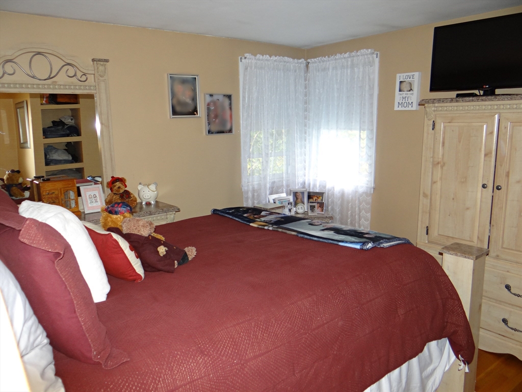 Saugus, Massachusetts 01906, United States, 3 Bedrooms Bedrooms, ,1 BathroomBathrooms,Residential,Pending,40137