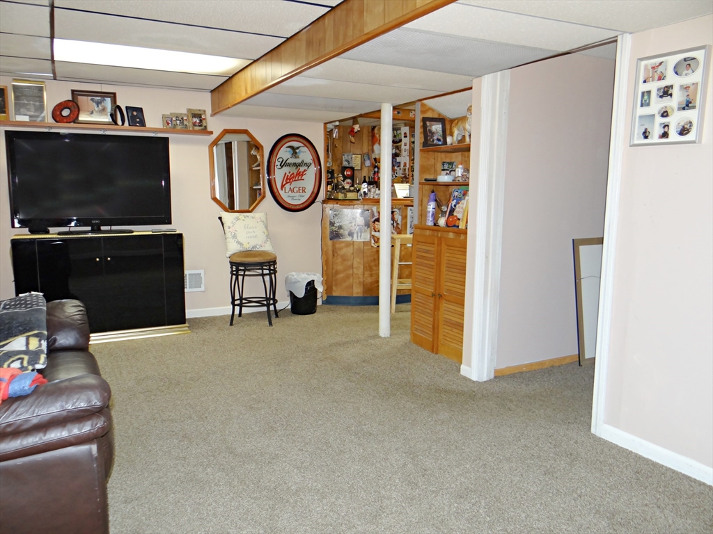 Saugus, Massachusetts 01906, United States, 3 Bedrooms Bedrooms, ,1 BathroomBathrooms,Residential,Pending,40137