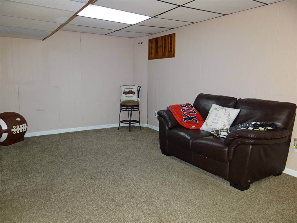 Saugus, Massachusetts 01906, United States, 3 Bedrooms Bedrooms, ,1 BathroomBathrooms,Residential,Pending,40137