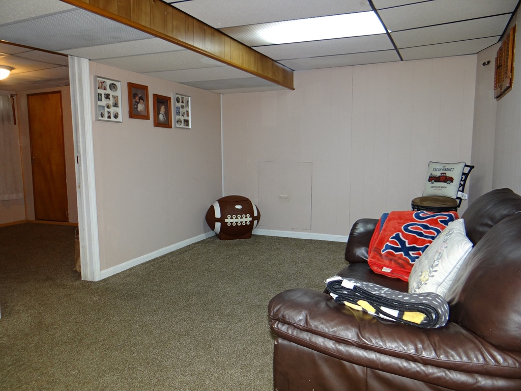 Saugus, Massachusetts 01906, United States, 3 Bedrooms Bedrooms, ,1 BathroomBathrooms,Residential,Pending,40137