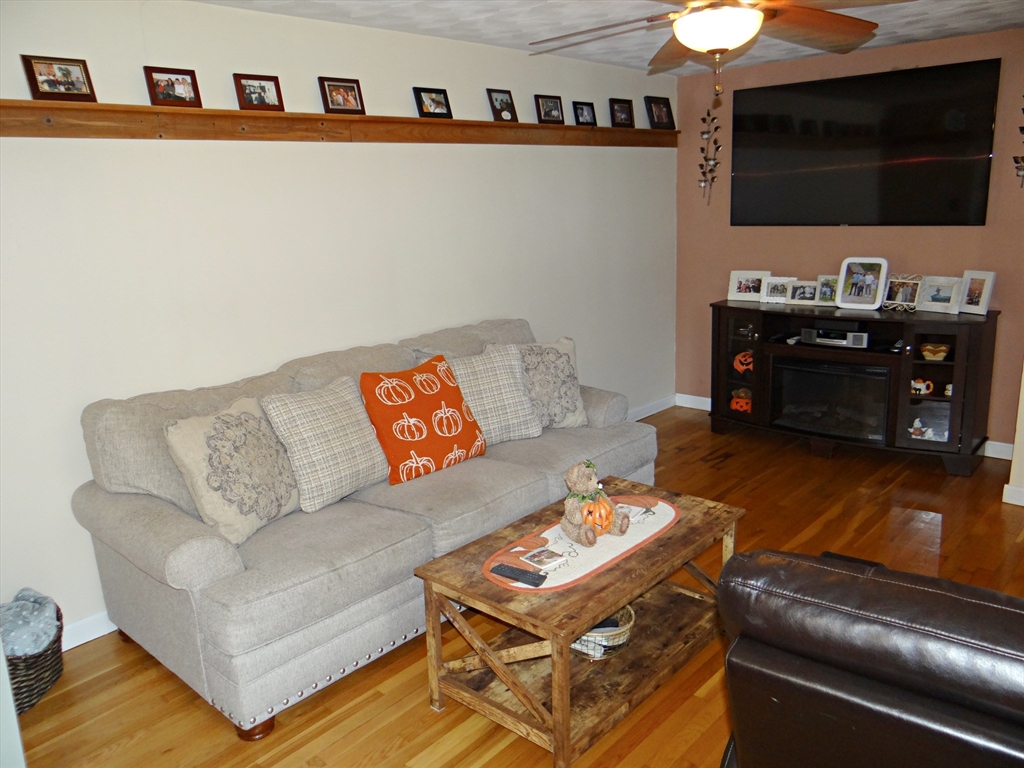 Saugus, Massachusetts 01906, United States, 3 Bedrooms Bedrooms, ,1 BathroomBathrooms,Residential,Pending,40137