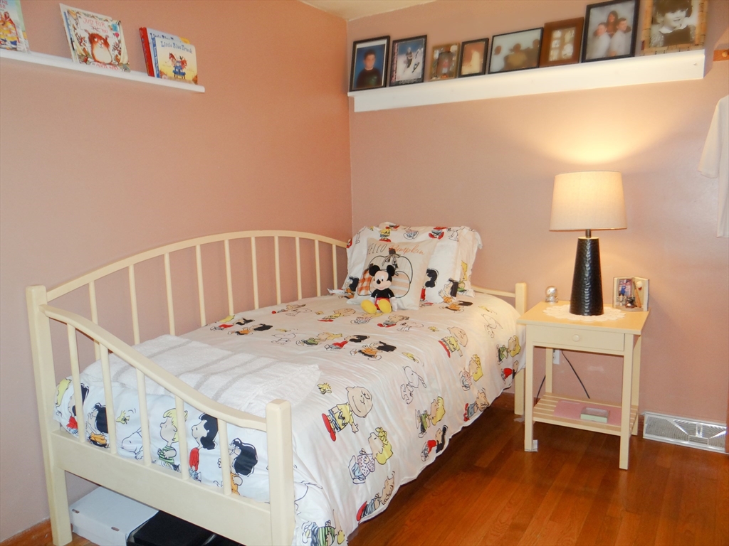 Saugus, Massachusetts 01906, United States, 3 Bedrooms Bedrooms, ,1 BathroomBathrooms,Residential,Pending,40137