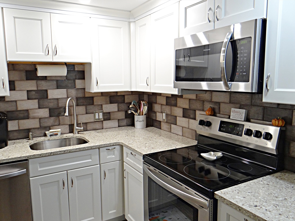 Saugus, Massachusetts 01906, United States, 3 Bedrooms Bedrooms, ,1 BathroomBathrooms,Residential,Pending,40137