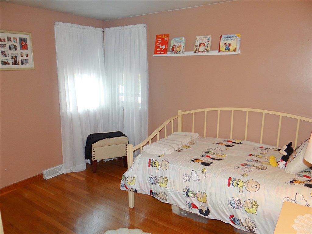 Saugus, Massachusetts 01906, United States, 3 Bedrooms Bedrooms, ,1 BathroomBathrooms,Residential,Pending,40137