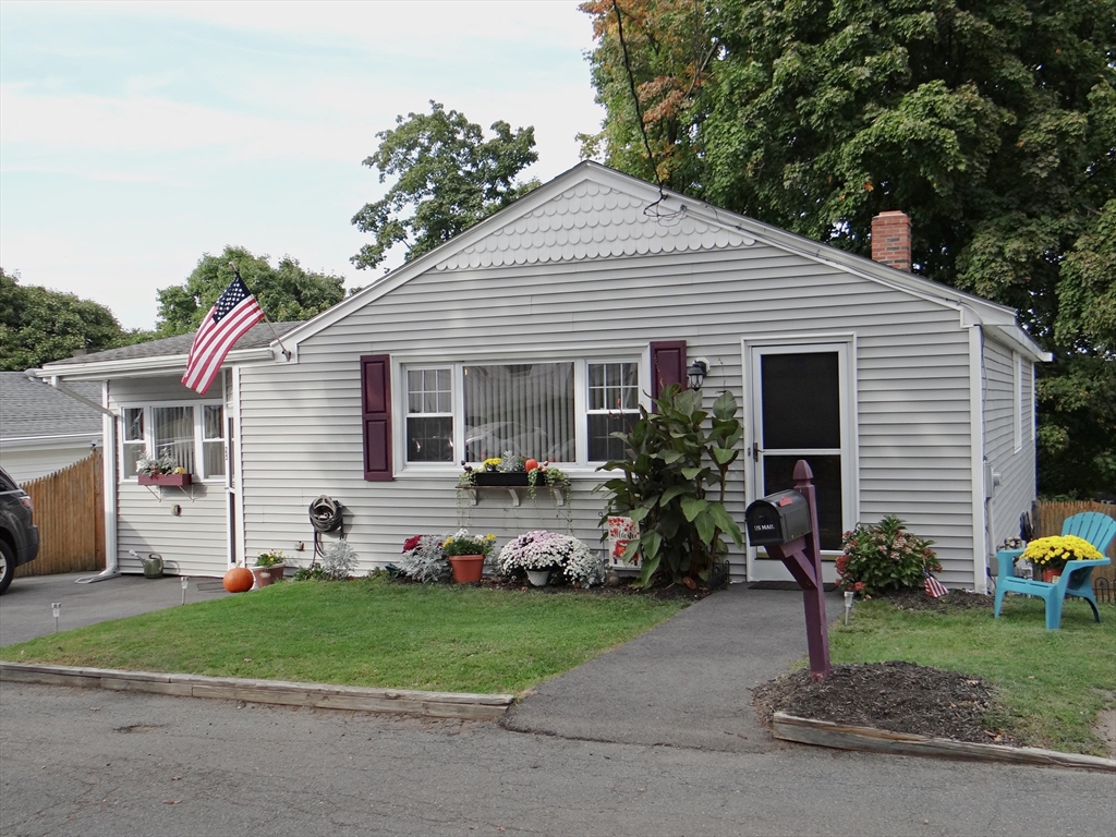 Saugus, Massachusetts 01906, United States, 3 Bedrooms Bedrooms, ,1 BathroomBathrooms,Residential,Pending,40137