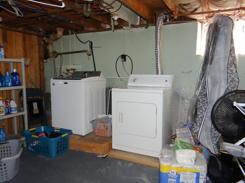 Saugus, Massachusetts 01906, United States, 3 Bedrooms Bedrooms, ,1 BathroomBathrooms,Residential,Pending,40137