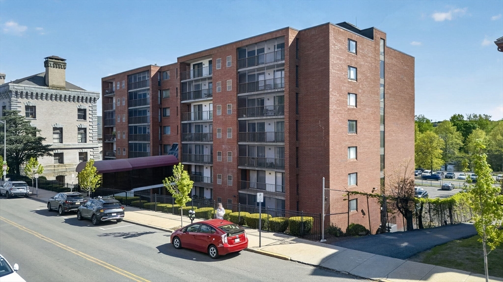 100 High St. 208