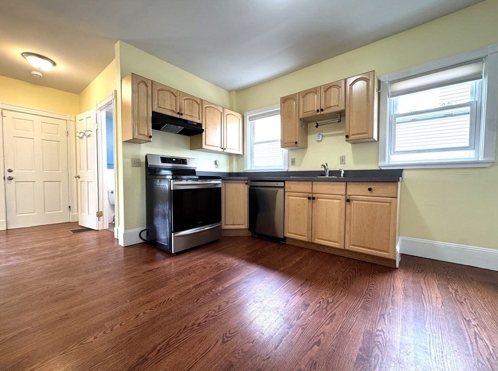 Click for 72 Winchester St #1, Medford, MA slideshow