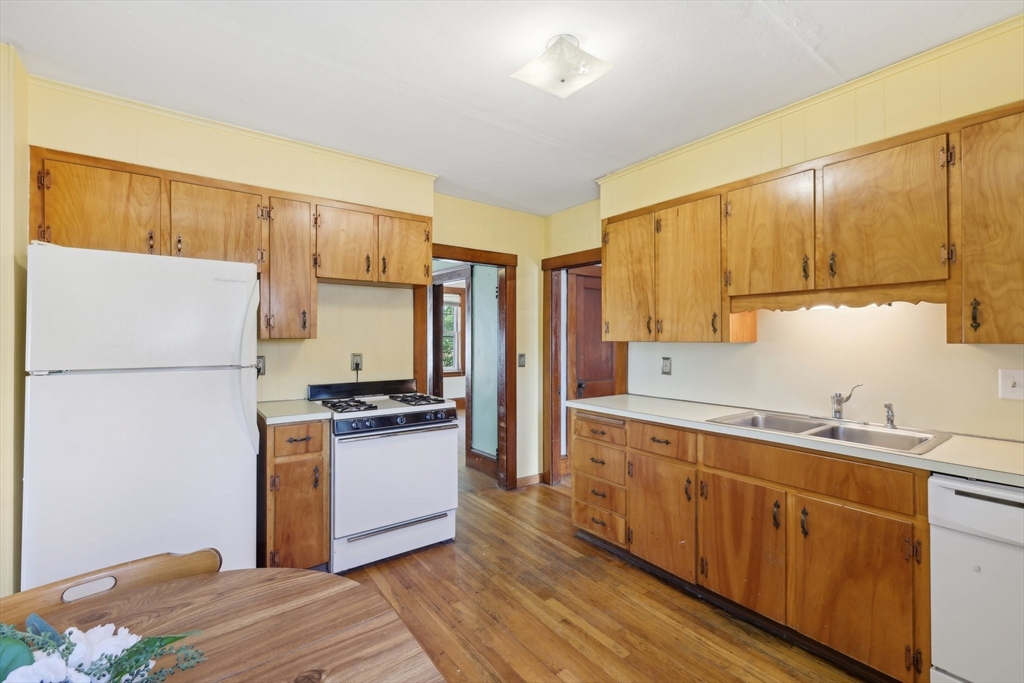 Milford, Massachusetts 01757, United States, 5 Bedrooms Bedrooms, ,2 BathroomsBathrooms,Residential,Pending,123317