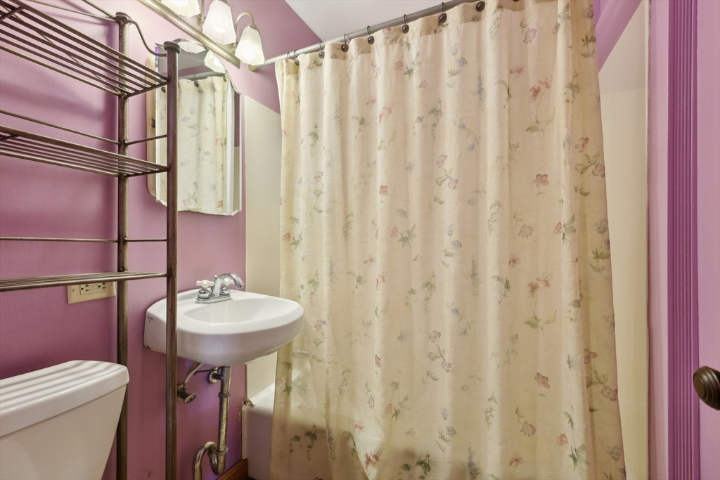 Milford, Massachusetts 01757, United States, 5 Bedrooms Bedrooms, ,2 BathroomsBathrooms,Residential,Pending,123317