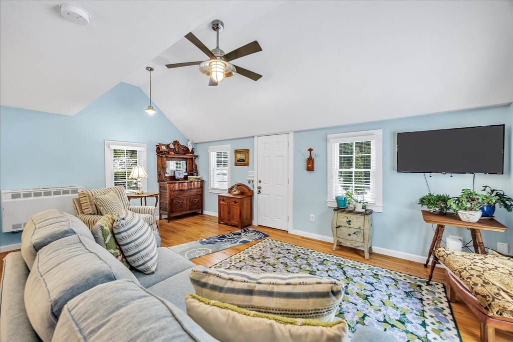 224 N Falmouth Hwy 2U