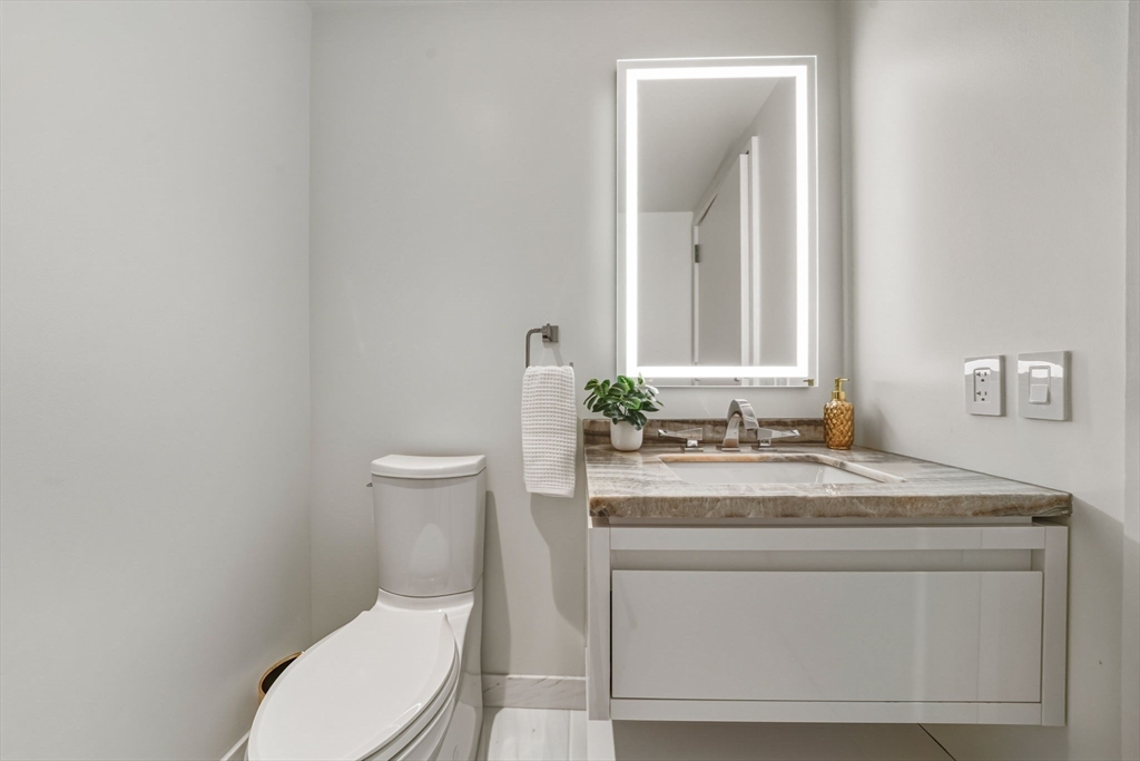 Boston, Massachusetts 02210, United States, 2 Bedrooms Bedrooms, ,3 BathroomsBathrooms,Residential,Active,249978