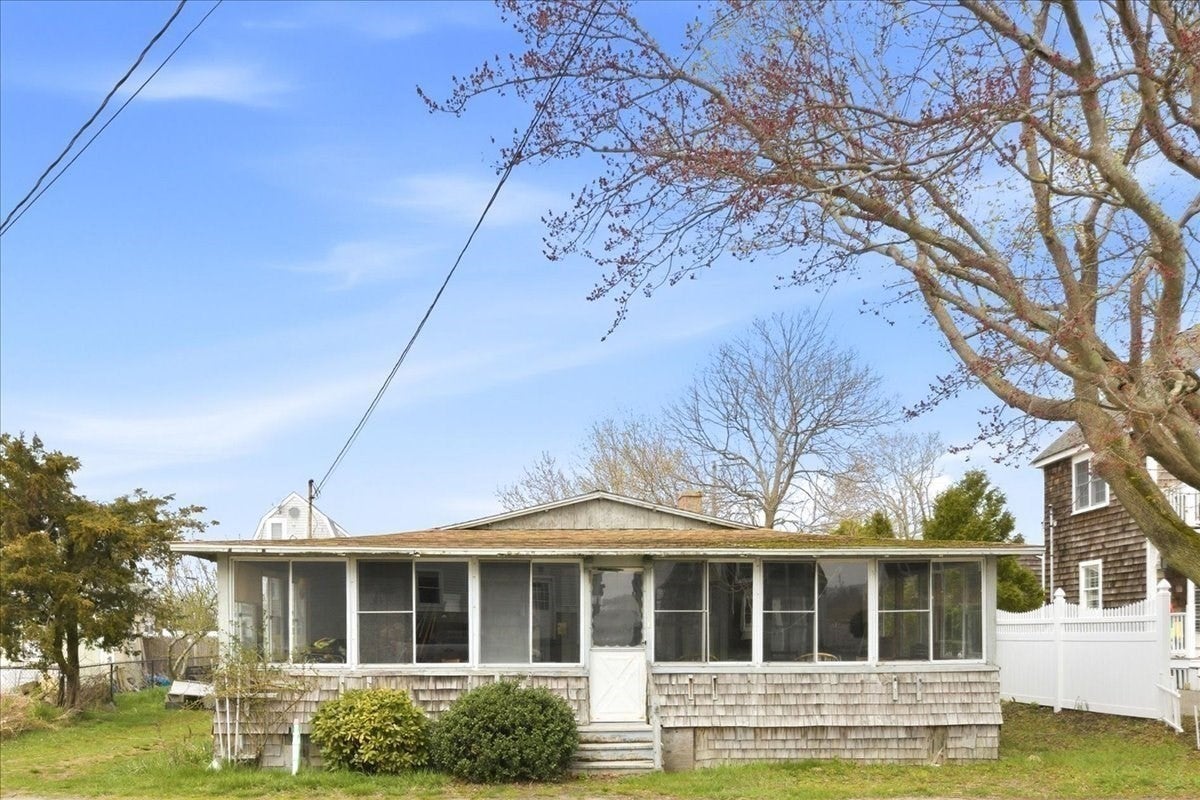 64 Central St