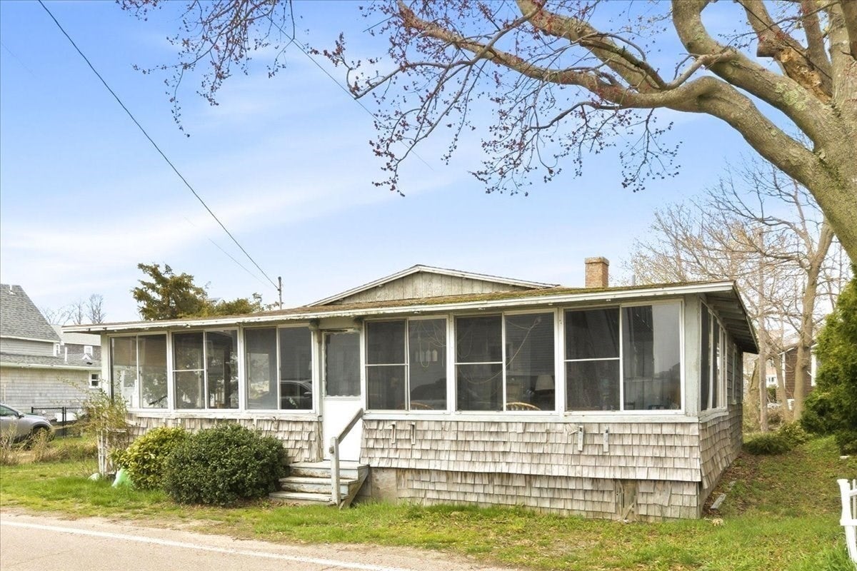 64 Central St
