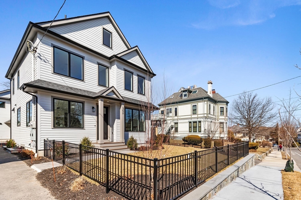 302 Waverley Ave 302