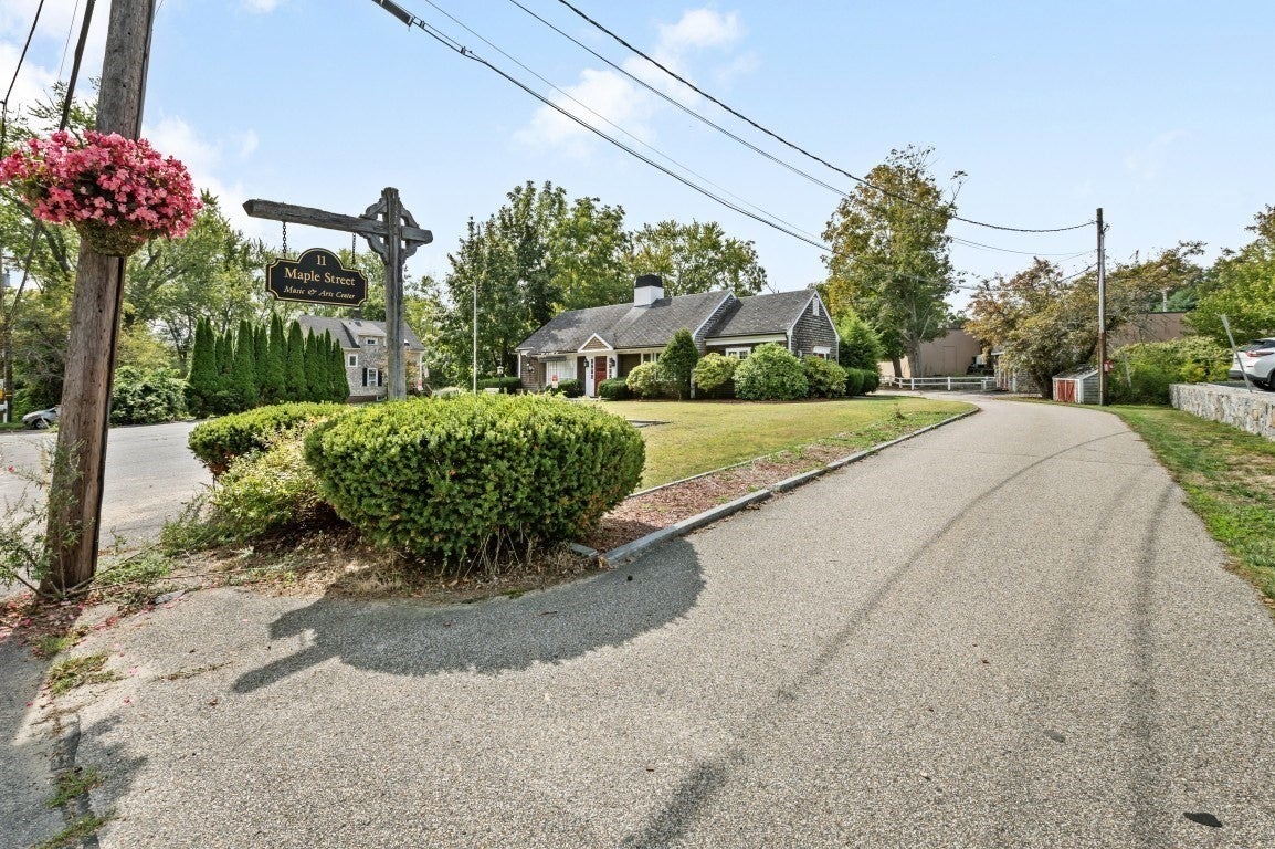 11 Maple St