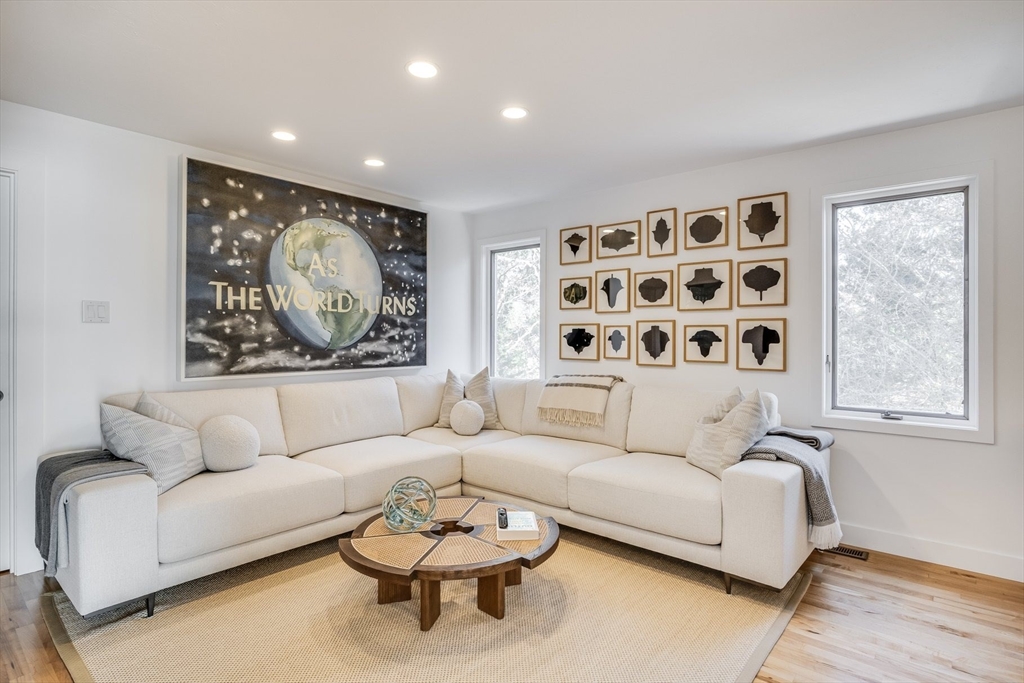 Barnstable, Massachusetts 02635, United States, 5 Bedrooms Bedrooms, ,4 BathroomsBathrooms,Residential,Active,193617