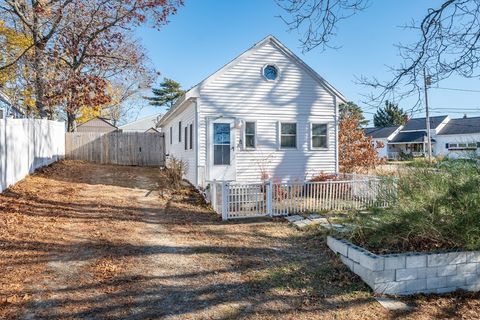 26 Agawam Lake Shore Dr Wareham MA 02571
