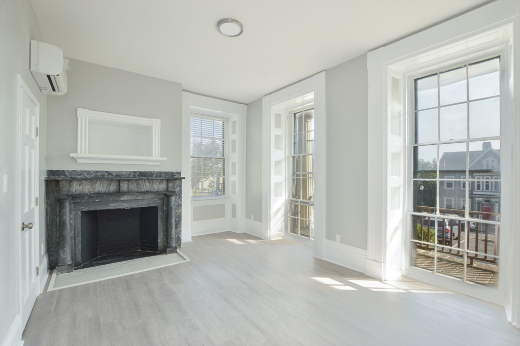 Click for 1049 Pleasant St #2, New Bedford, MA slideshow