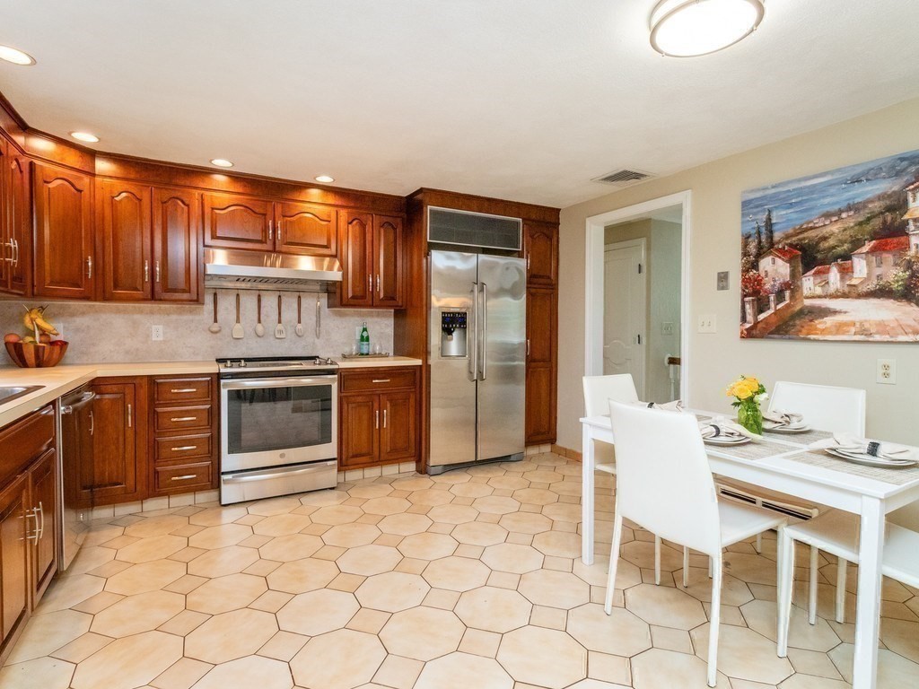 7 Rivers Ln, Stoneham, MA Photo #14