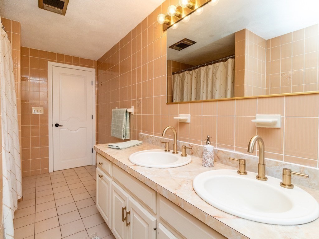 7 Rivers Ln, Stoneham, MA Photo #16