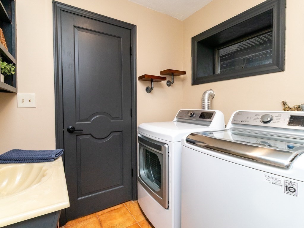 7 Rivers Ln, Stoneham, MA Photo #32