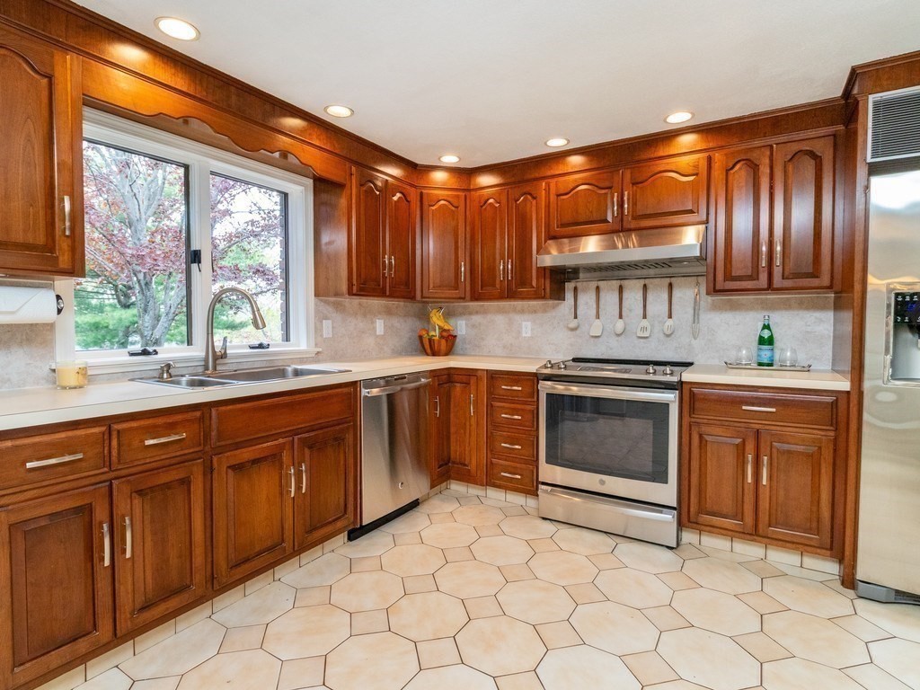 7 Rivers Ln, Stoneham, MA Photo #15