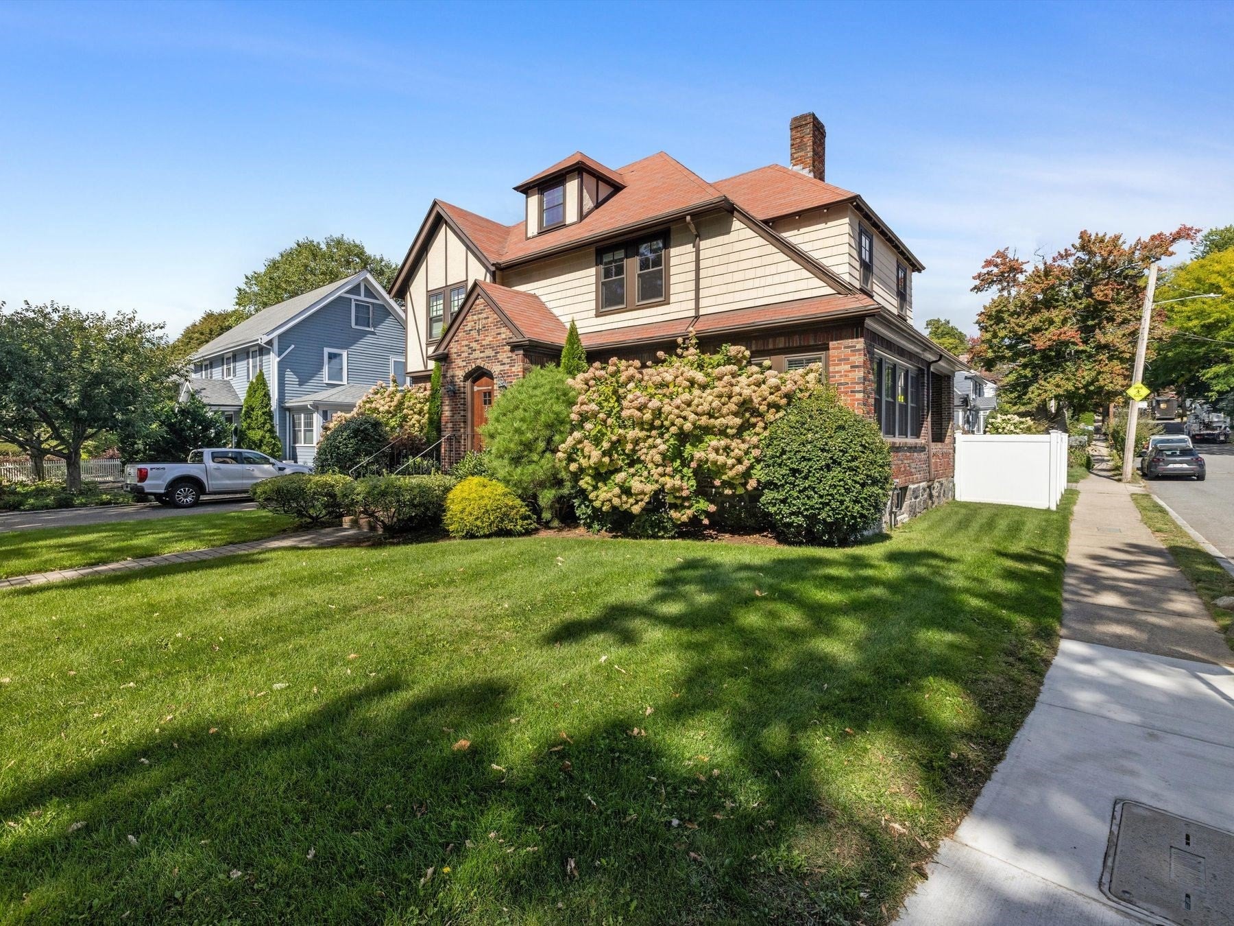 732 W Roxbury Pkwy