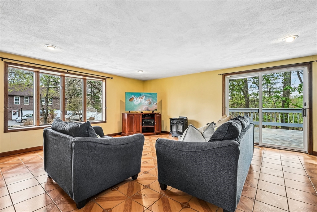 20 Crestwood Rd, North Reading, MA Photo #4
