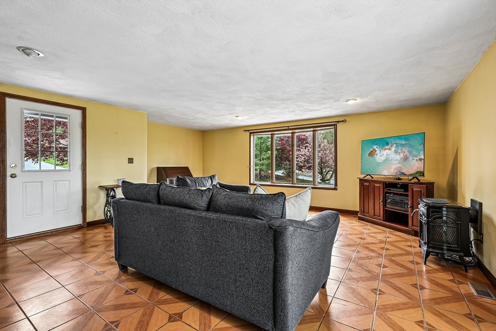 20 Crestwood Rd, North Reading, MA Photo #6