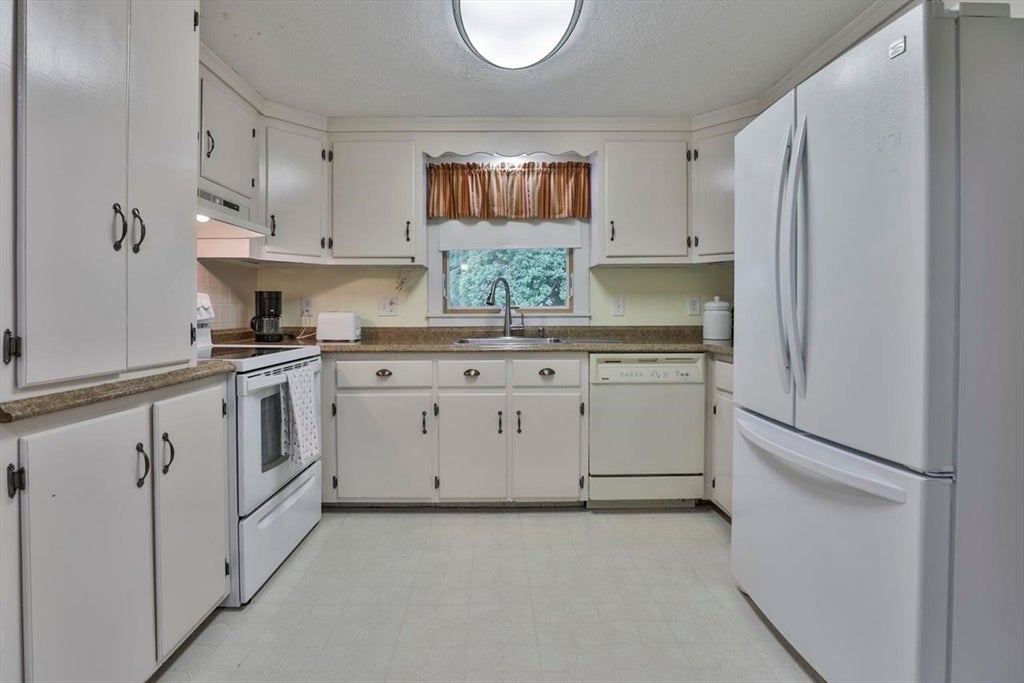 9 Candy Ln, Merrimack, NH Photo #38
