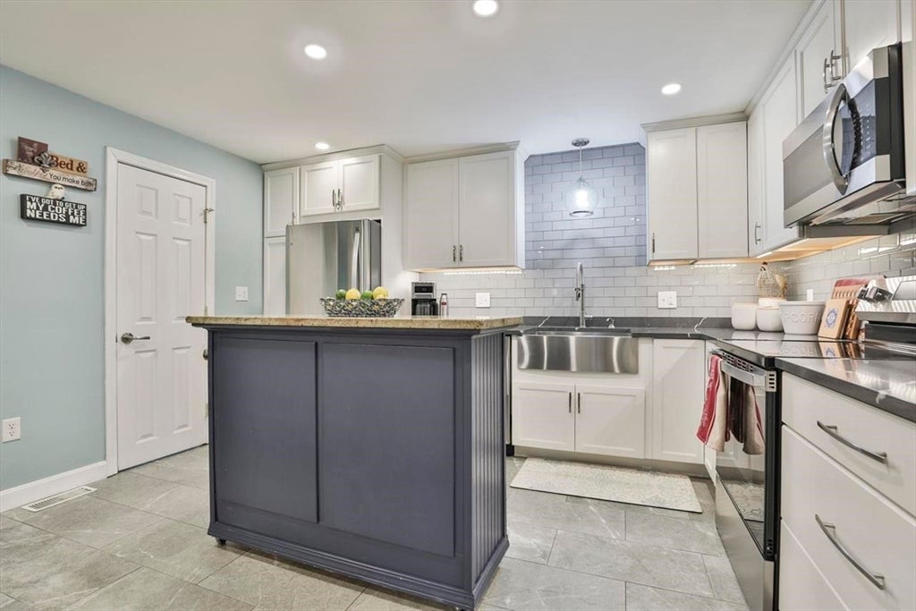 9 Candy Ln, Merrimack, NH Photo #11