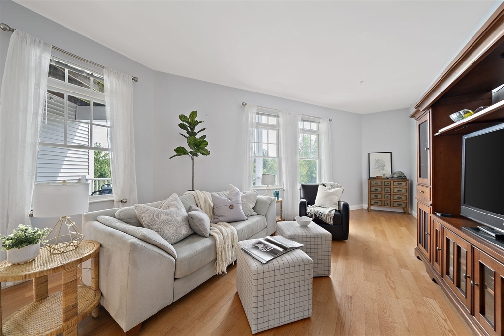 614 Pond St 2305