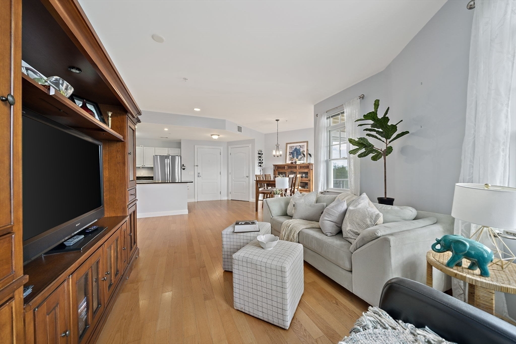 614 Pond St 2305