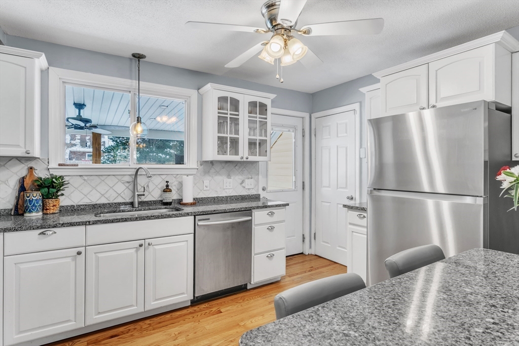 Springfield, Massachusetts 01118, United States, 3 Bedrooms Bedrooms, ,2 BathroomsBathrooms,Residential,Pending,86591