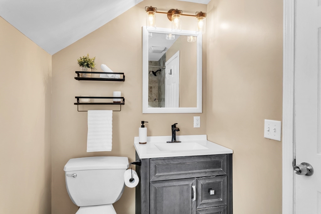 Springfield, Massachusetts 01118, United States, 3 Bedrooms Bedrooms, ,2 BathroomsBathrooms,Residential,Pending,86591