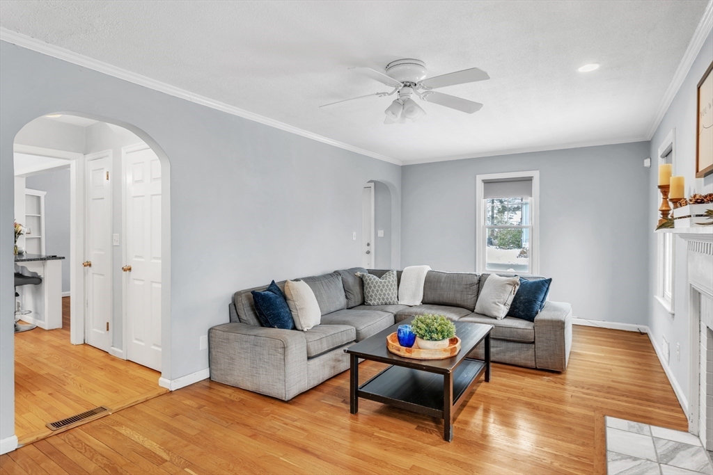 Springfield, Massachusetts 01118, United States, 3 Bedrooms Bedrooms, ,2 BathroomsBathrooms,Residential,Pending,86591