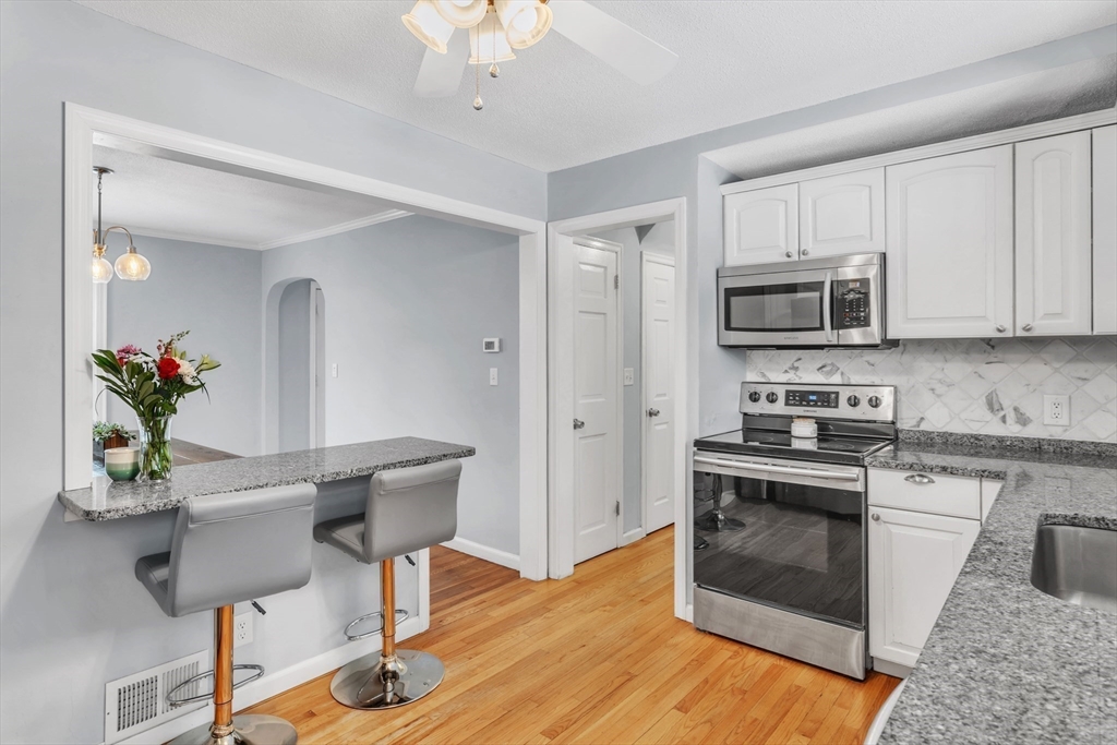 Springfield, Massachusetts 01118, United States, 3 Bedrooms Bedrooms, ,2 BathroomsBathrooms,Residential,Pending,86591