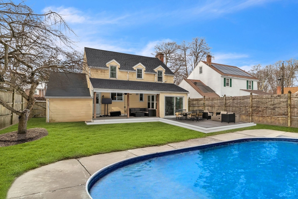 Springfield, Massachusetts 01118, United States, 3 Bedrooms Bedrooms, ,2 BathroomsBathrooms,Residential,Pending,86591