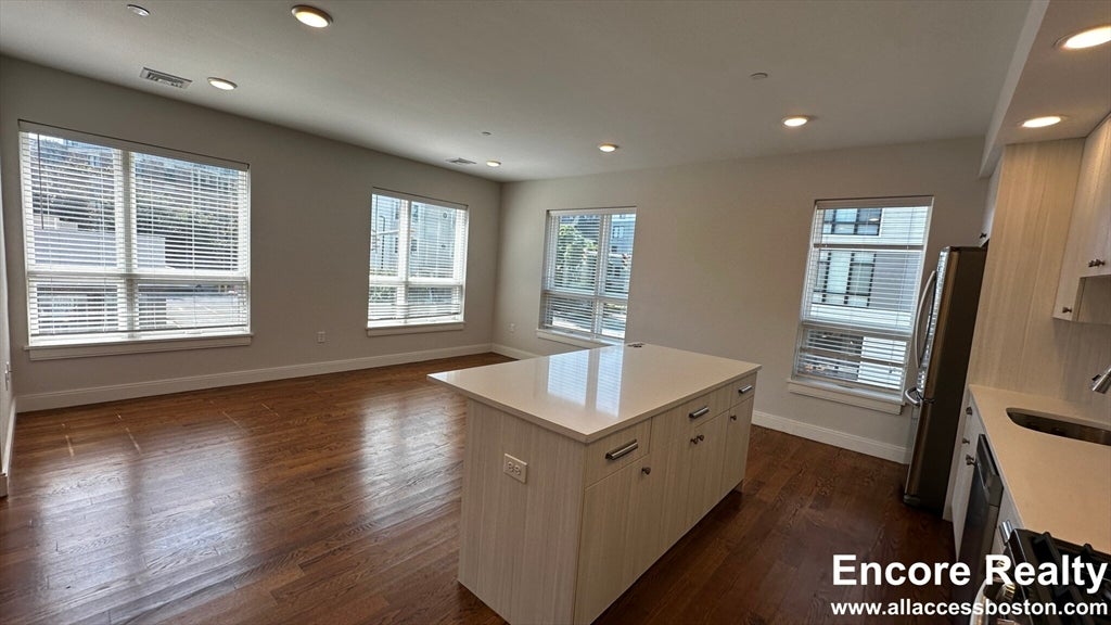 1 Everett ST #303, Boston, MA Photo #3