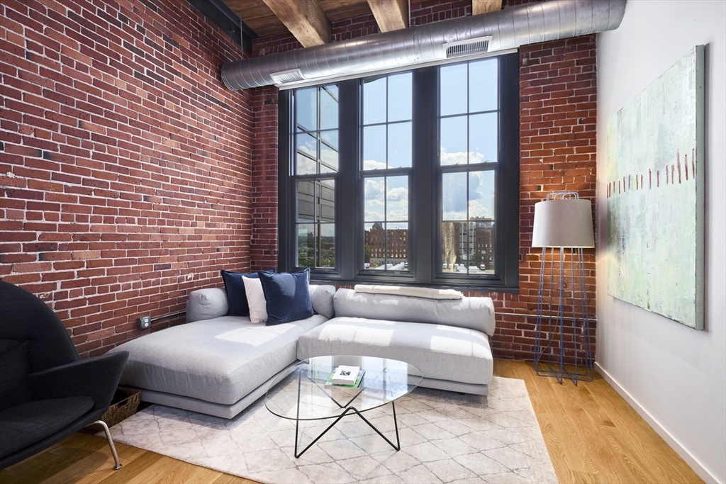 319 A St 402