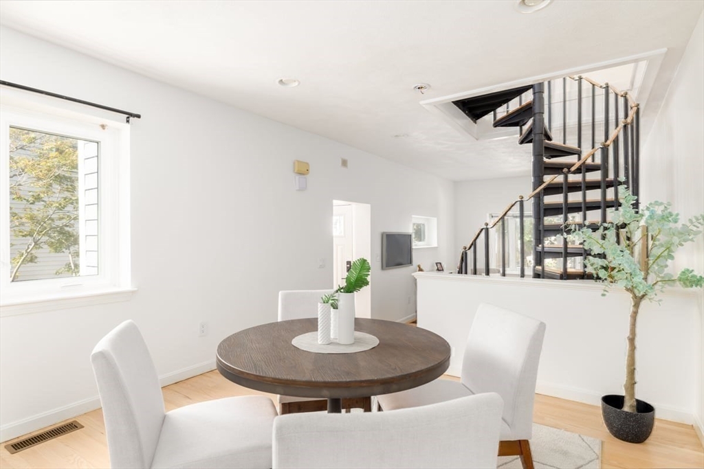 Cambridge, Massachusetts 02139, United States, 3 Bedrooms Bedrooms, ,3 BathroomsBathrooms,Residential,Active,205745