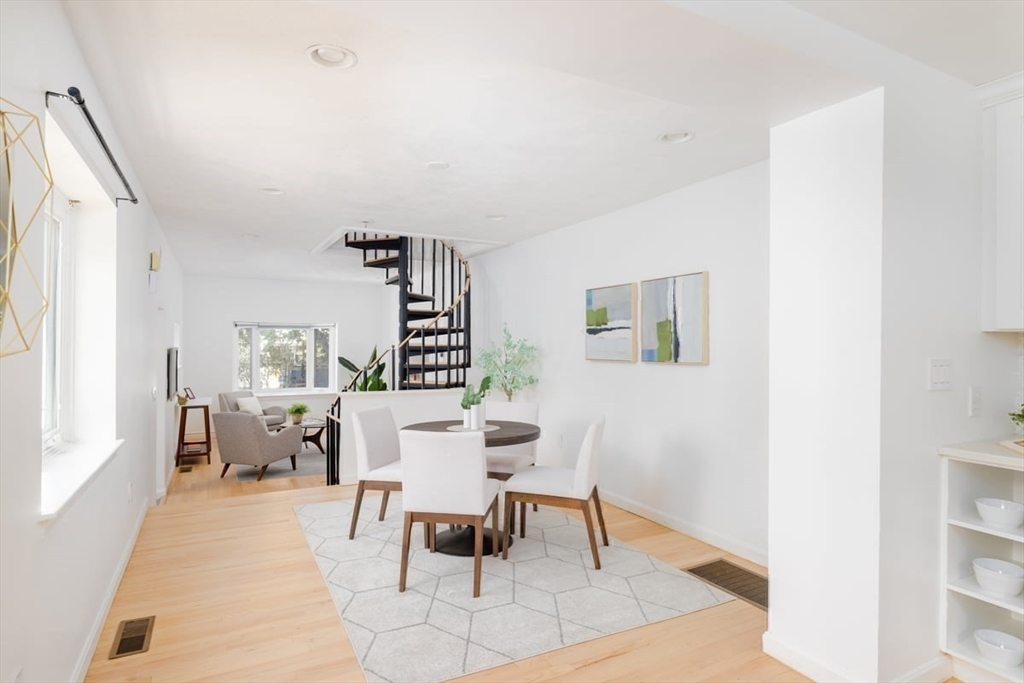 Cambridge, Massachusetts 02139, United States, 3 Bedrooms Bedrooms, ,3 BathroomsBathrooms,Residential,Active,205745