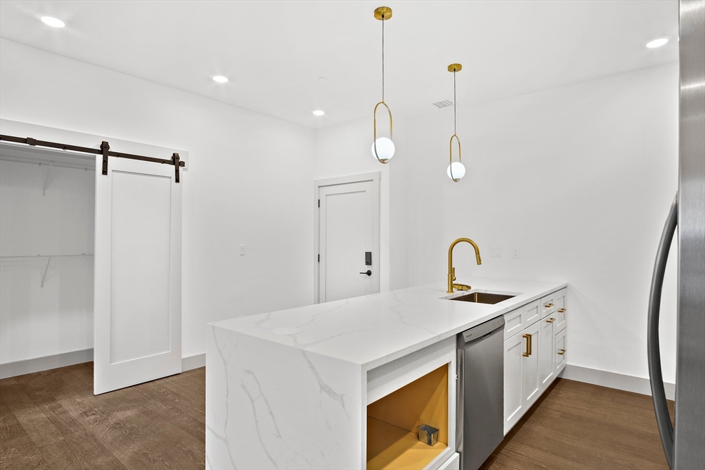 127 E Cottage St 8