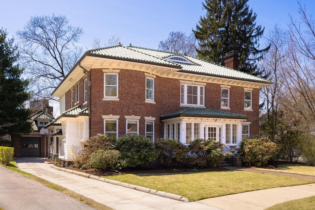 87 Crowninshield Rd