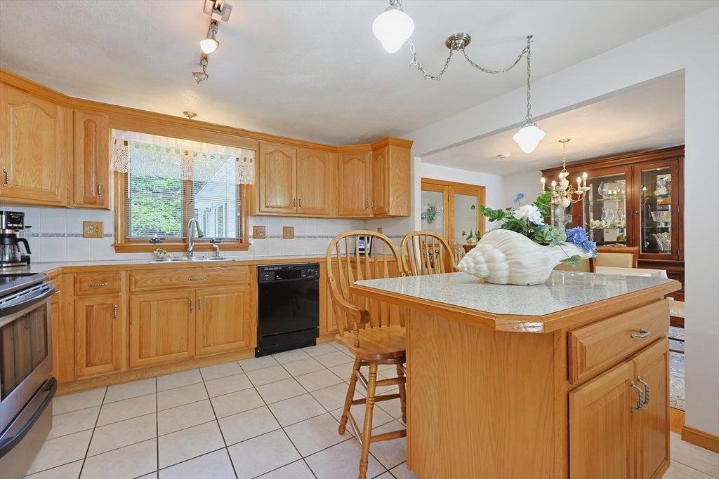 80 Joanne Rd, Stoughton, MA Photo #10