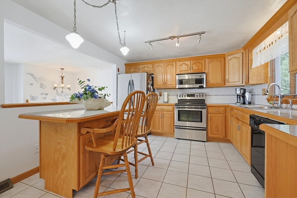 80 Joanne Rd, Stoughton, MA Photo #12