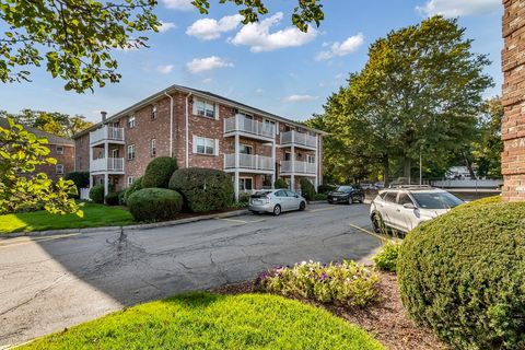 Photo of 5 Karen Cir #16, Billerica, MA 01821 (MLS # 73439727)