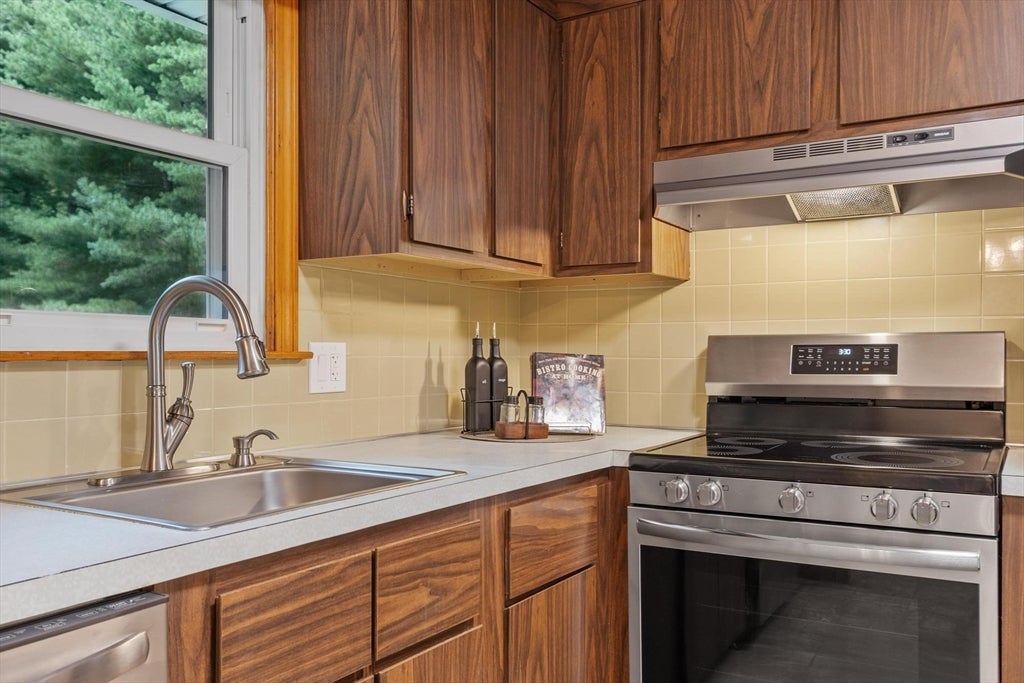 156 Mill St, Burlington, MA, 156 Mill St, Burlington, MA Photo #17